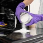 Pozabite na strgala: domiseln način, kako v trenutku odstraniti maščobo s stekla pečice Pozabite na strgala: domiseln način, kako v trenutku odstraniti maščobo